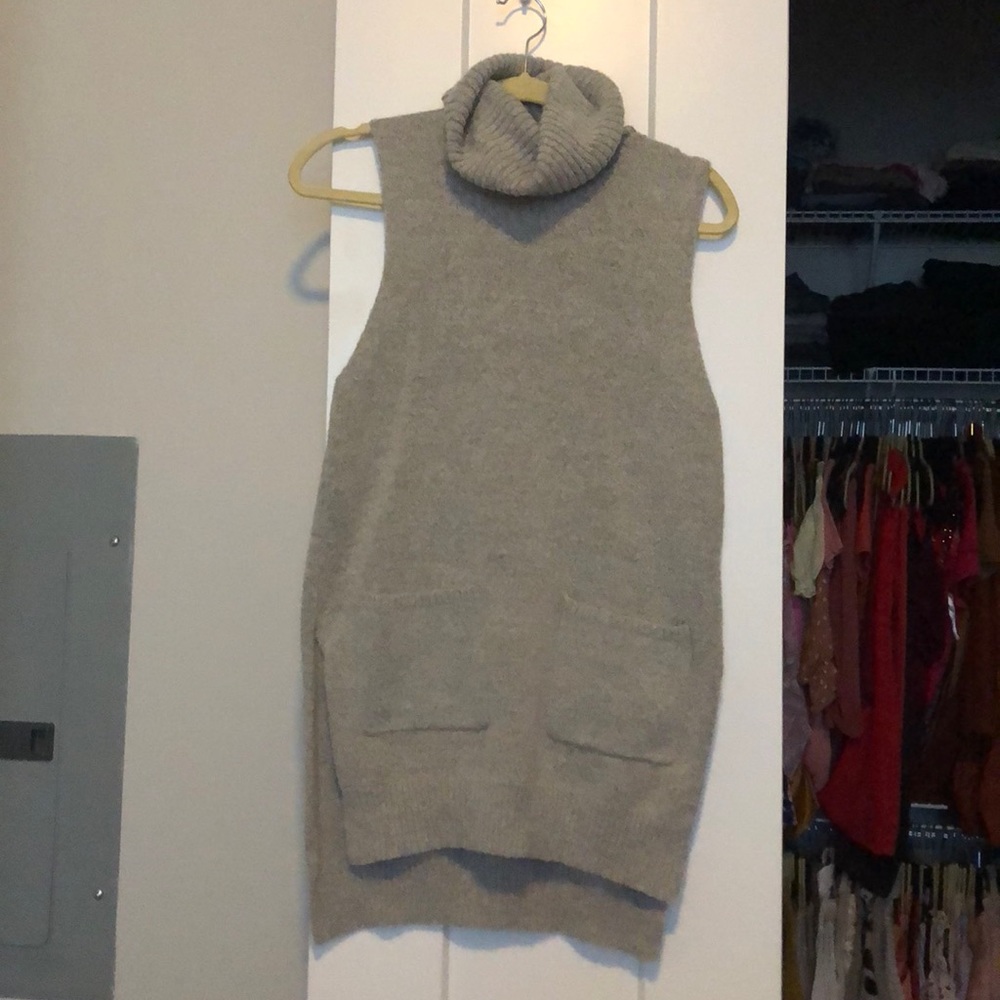 🔴 4/$20 Bundle:gray sleeveless turtleneck sweater